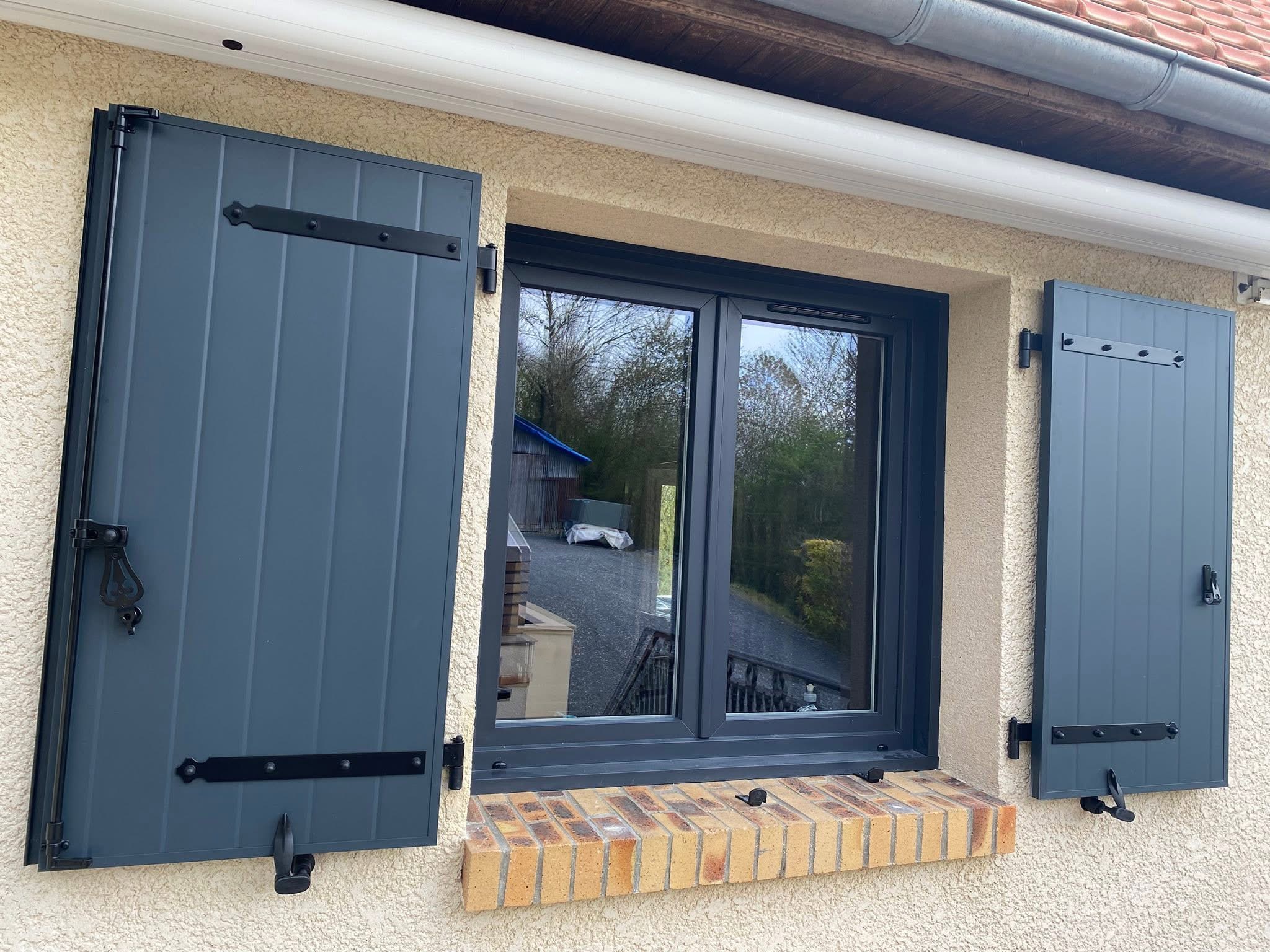 Fenêtre PVC gris anthracite avec volets battants