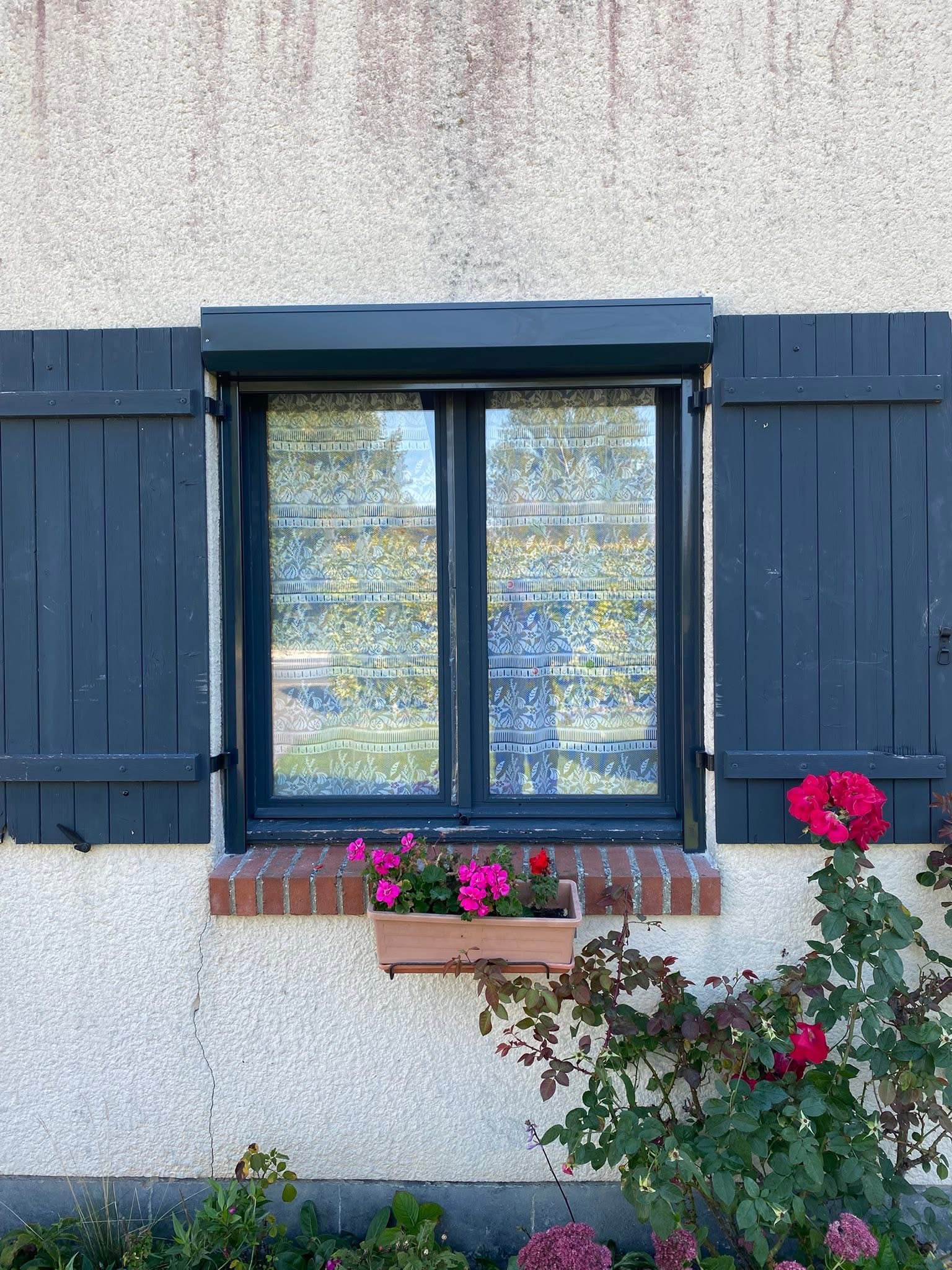 Fenêtre PVC gris anthracite et volets sur façade