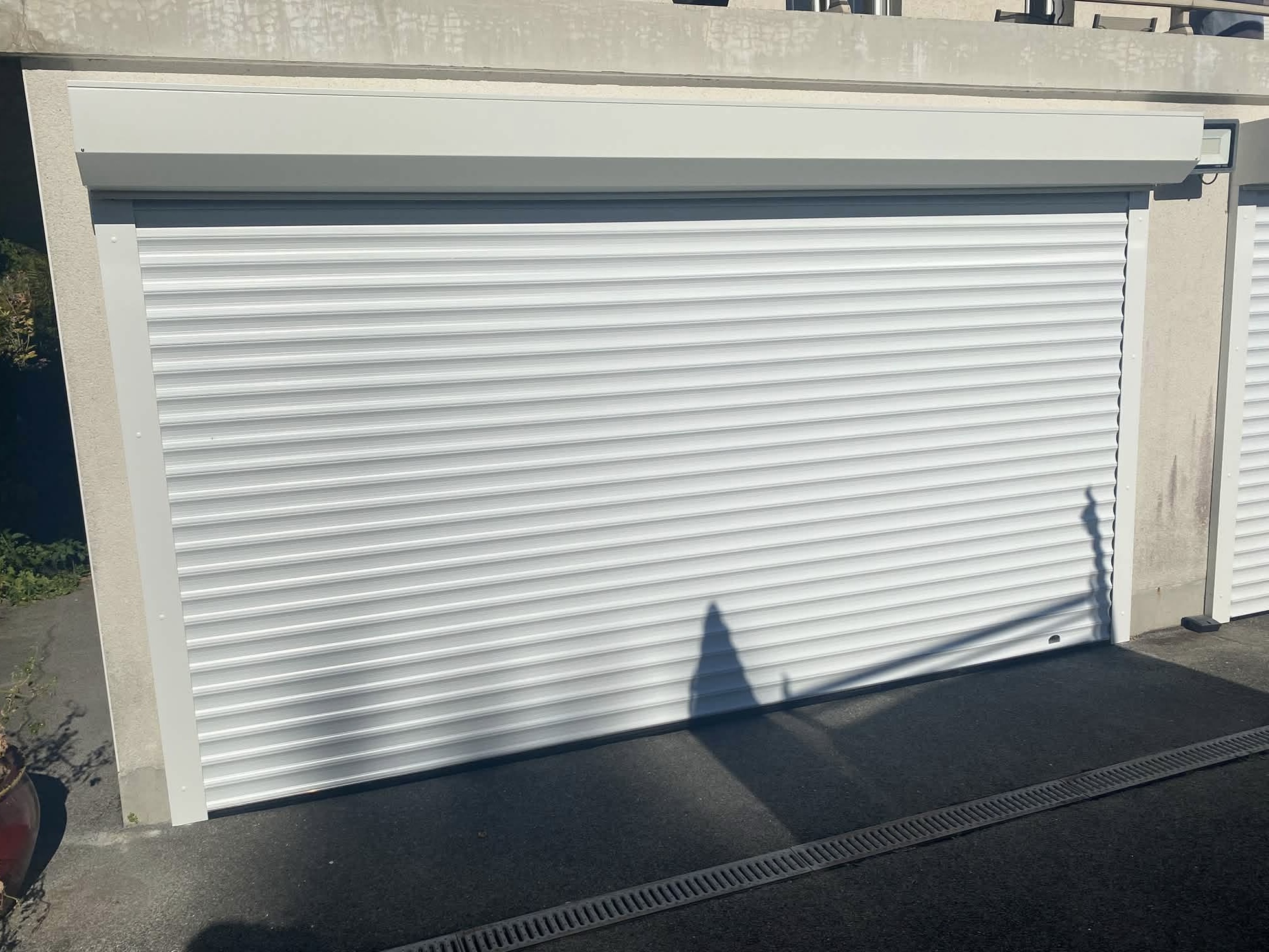Porte de garage enroulable blanche