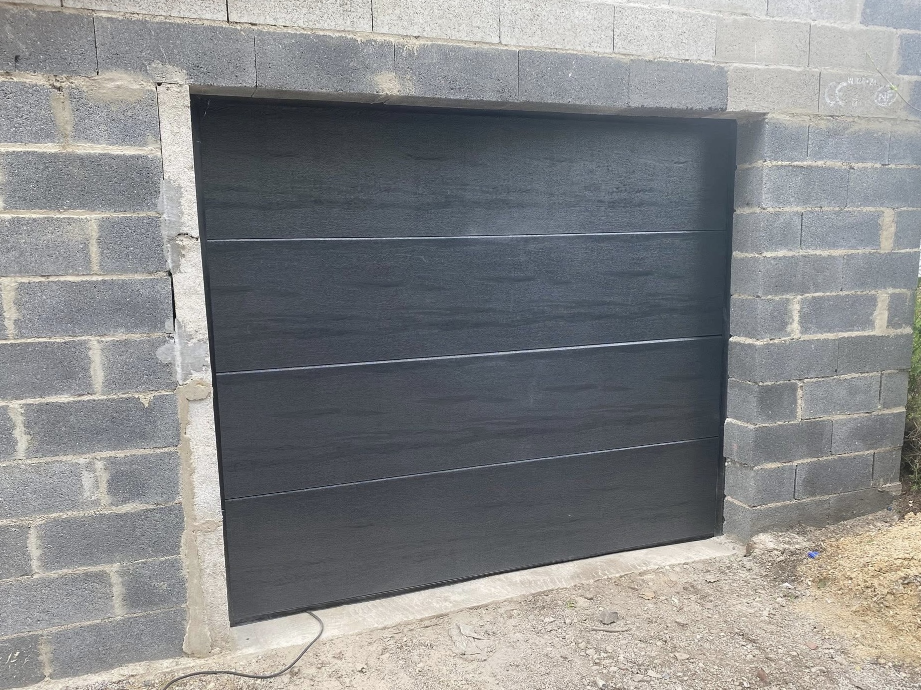 Porte de garage sectionnelle lisse gris foncé