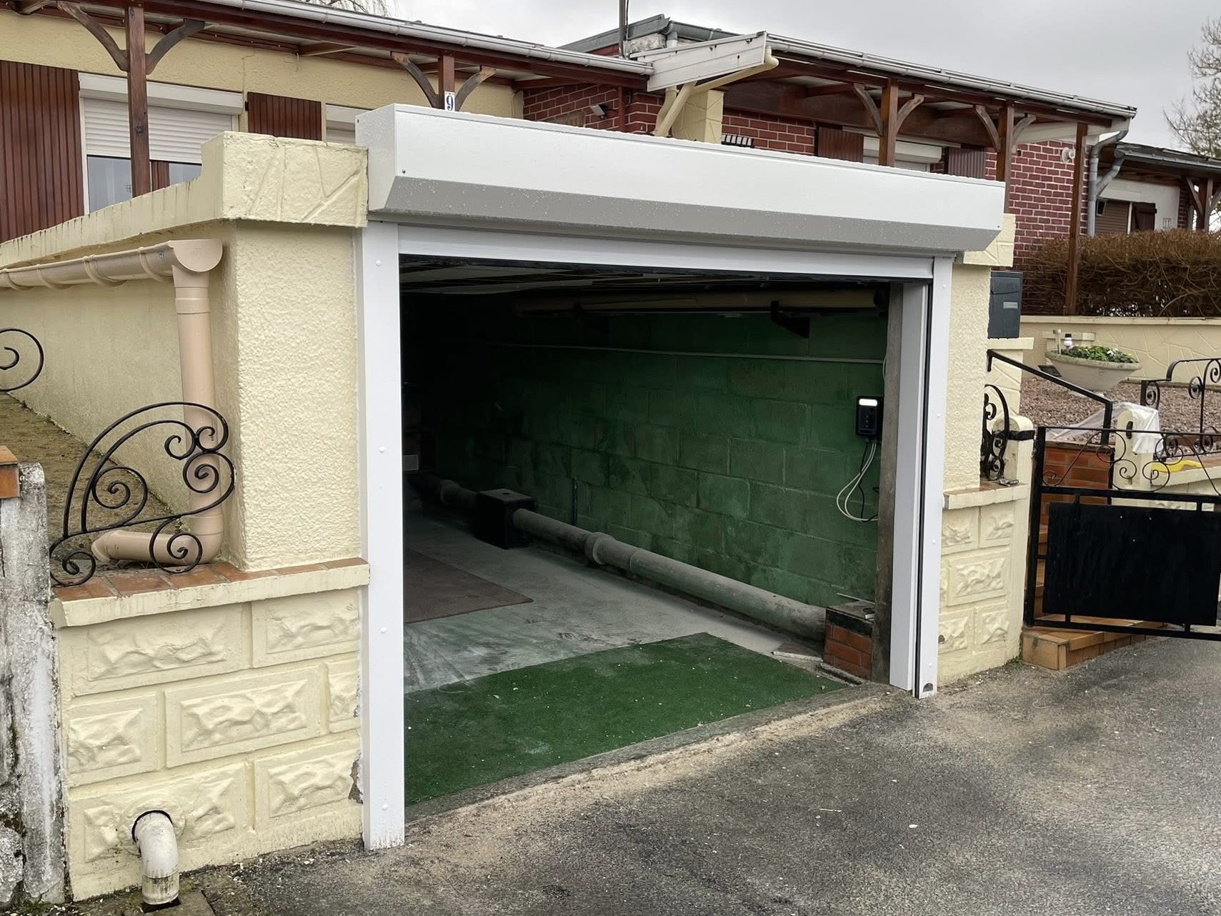 Porte de garage enroulable blanche avec caisson