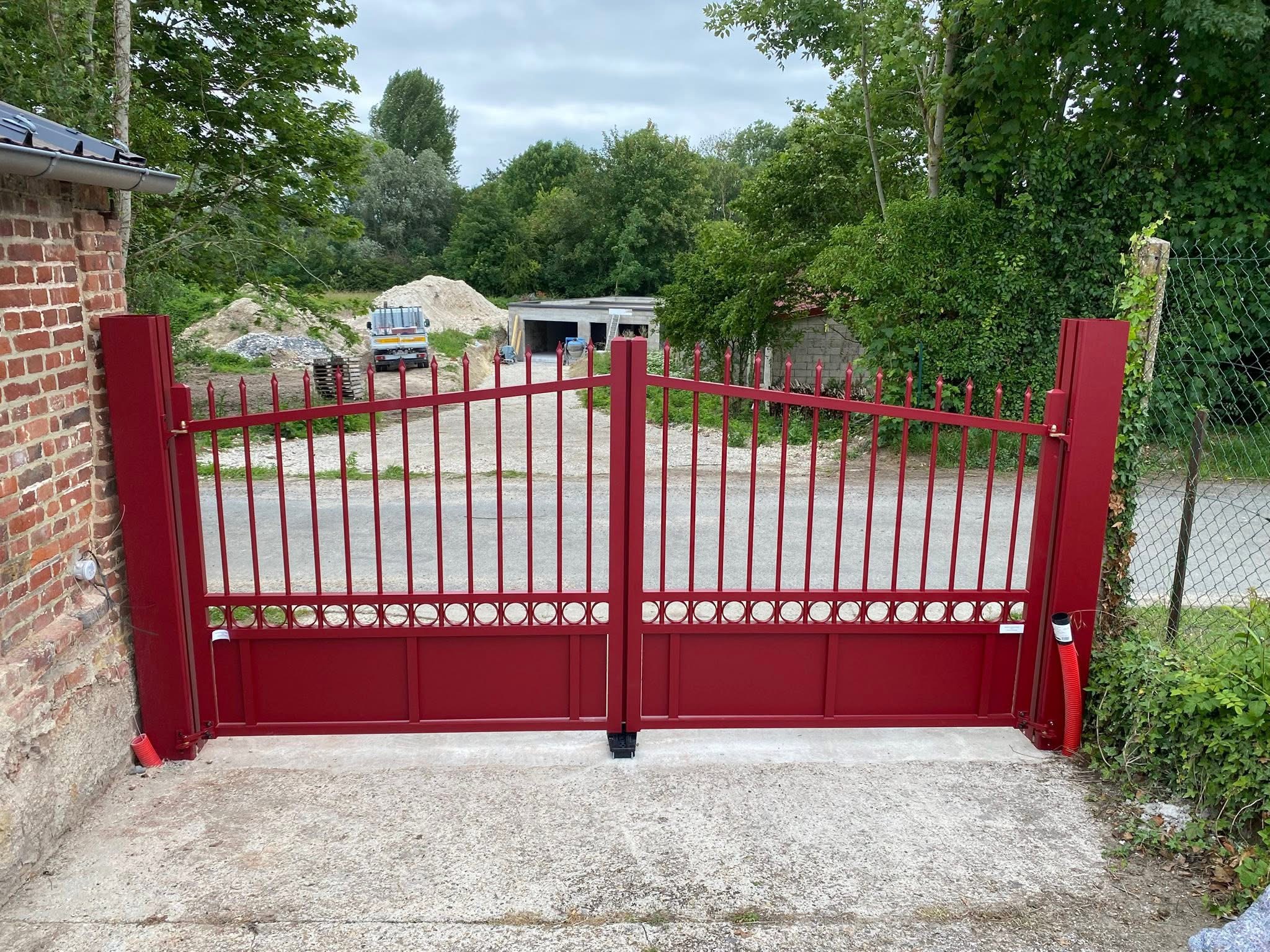 Portail rouge sur-mesure