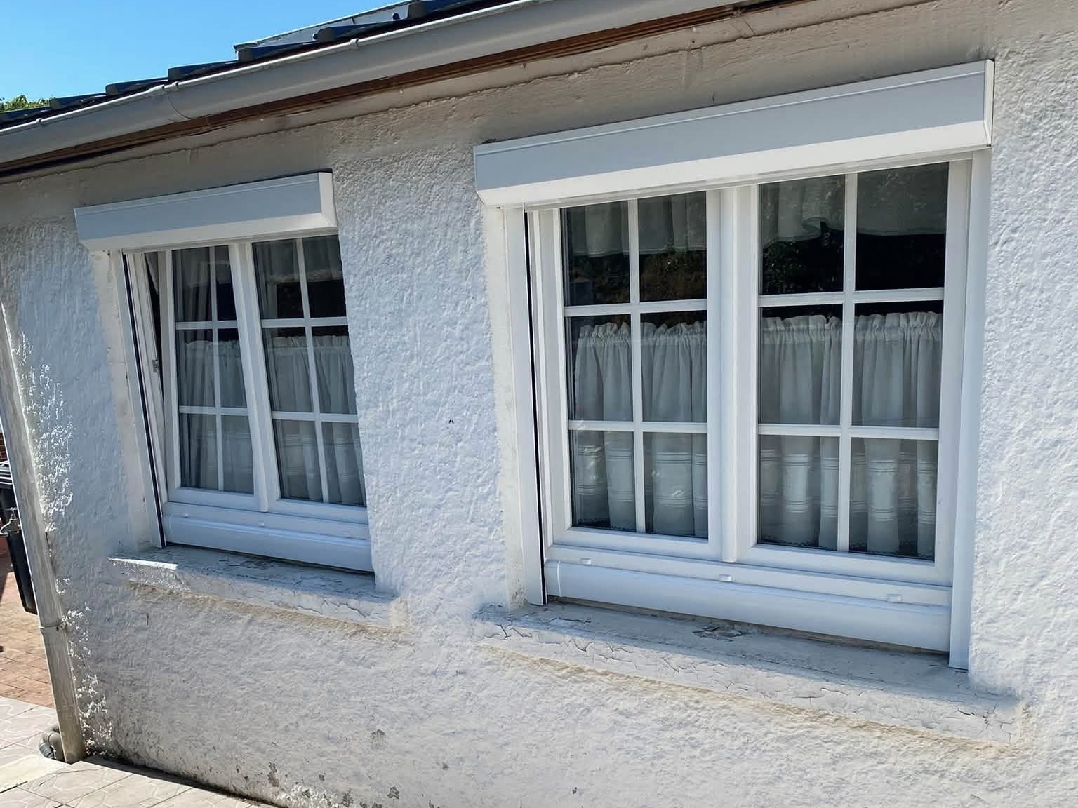 Volet roulant blanc sur fenêtre