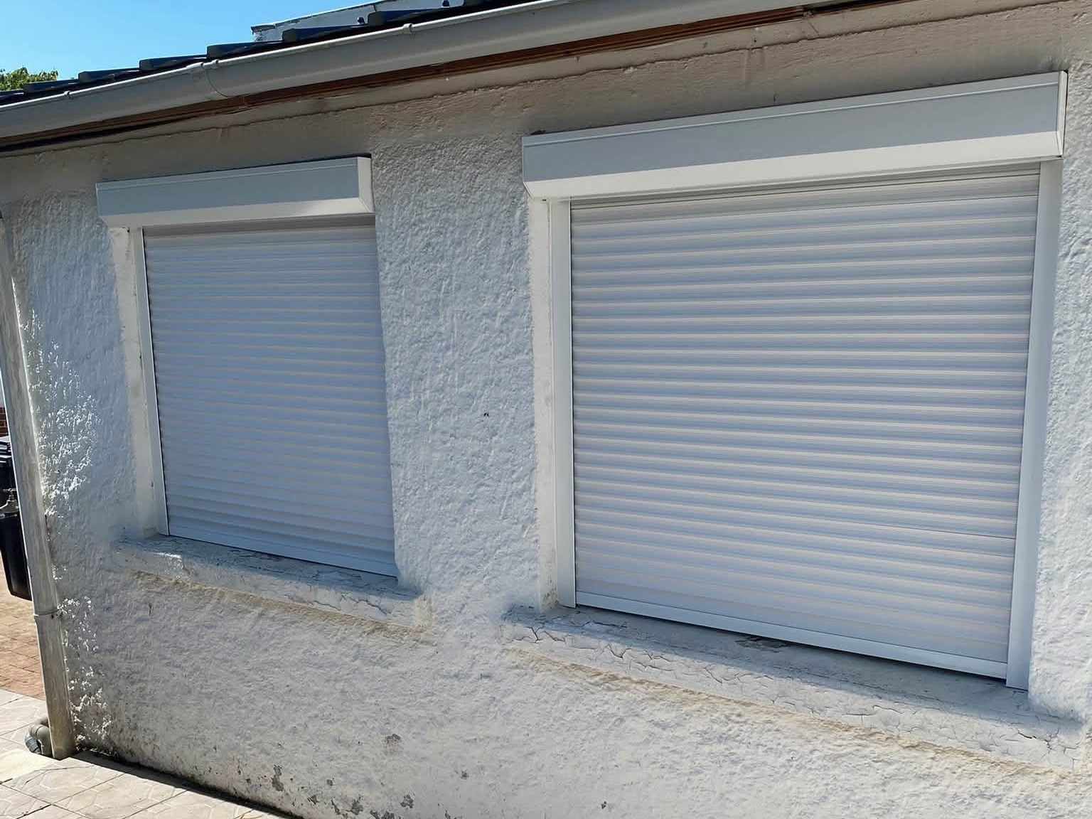 Installation de volets roulants blancs