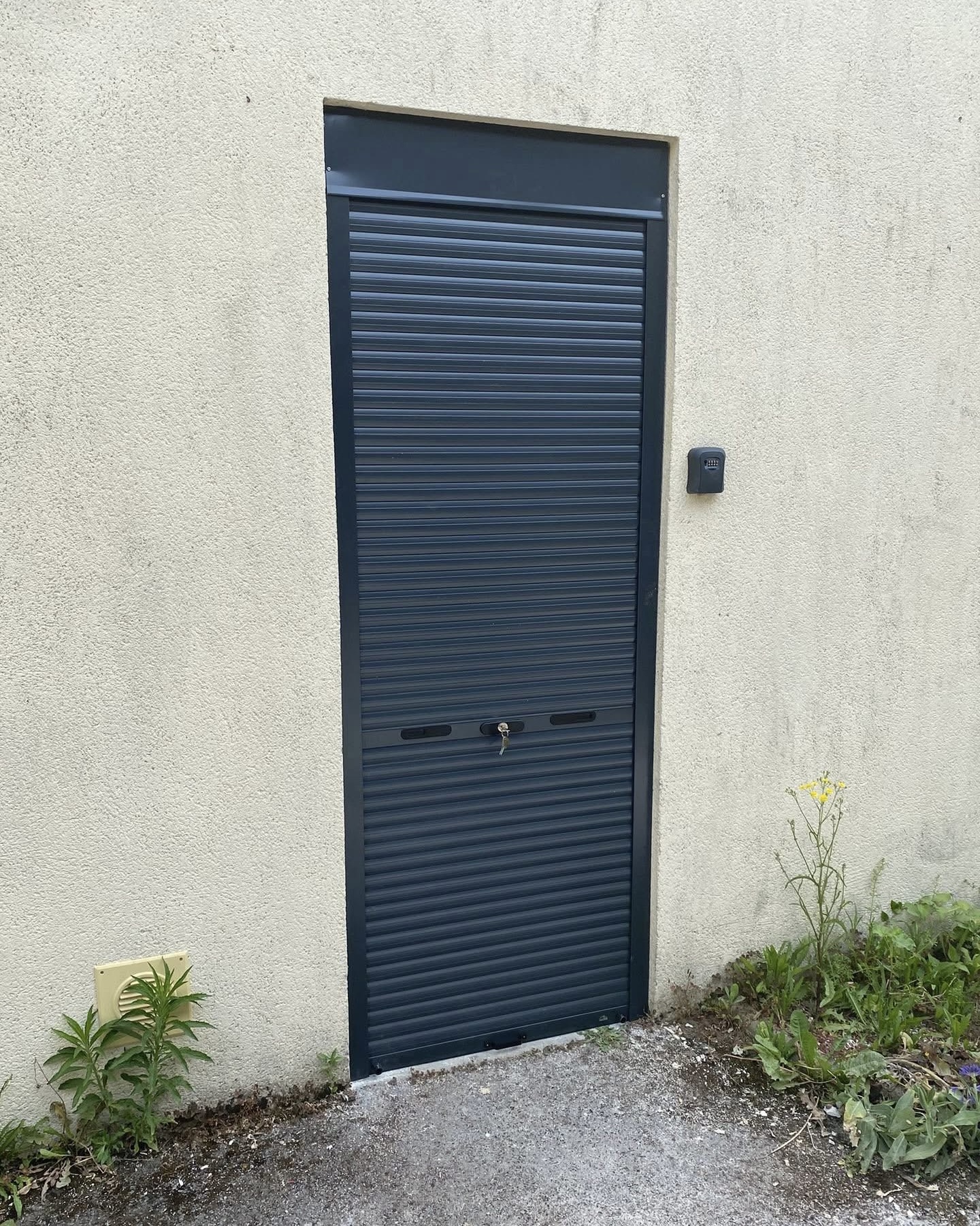 Volet roulant gris anthracite fermé